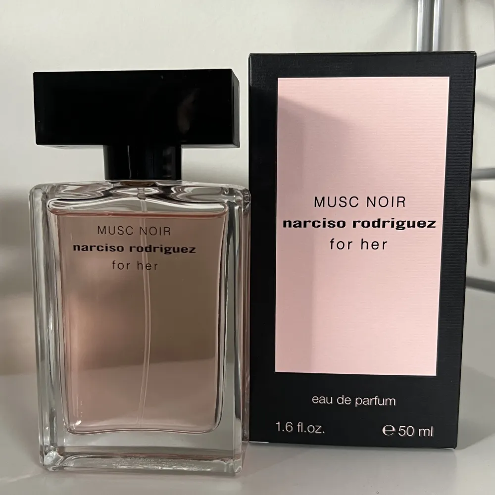 Populär parfym av Narciso Rodriguez ”For her musc noir”, 50ml. Säljer då jag äger för många parfymer. Använt ca 3 ggr.. Övrigt.