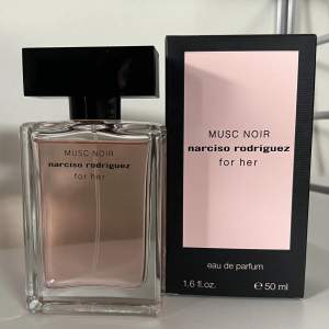 Populär parfym av Narciso Rodriguez ”For her musc noir”, 50ml. Säljer då jag äger för många parfymer. Använt ca 3 ggr.
