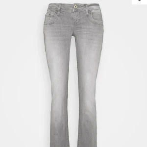 LTB jeans - Säljer dessa fina LTB valerie Jensen som knappt är andvända och är slutsålda i den storleken!! Kostar 829kr på zarlando men jag säljer för 499kr + frakt, om inte budet ändras💖