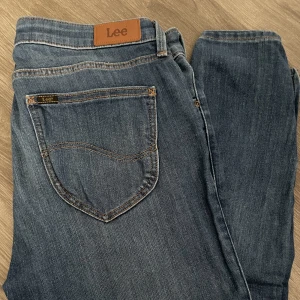 Lee jeans  - Jag vill få bort mina jeans med tanke på att jag aldrig bär jeans. Dessa har jag burit max 4 gånger och passar perfekt för lite längre tjejer.  Mått: W:30, L:33
