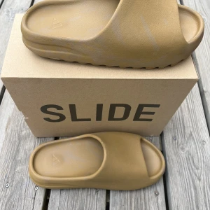 Yeezy slide - Yeezy slides ochre i storlek 44,5. Passar 43-44  Använda ett fåtal gånger 