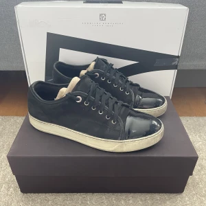 Lanvin  - Säljer ett par Lanvin skor som är i använt skick! Dom är i UK 7 vilket motsvarar 41 men sitter som 42!  Hör gärna av dig om du har frågor!