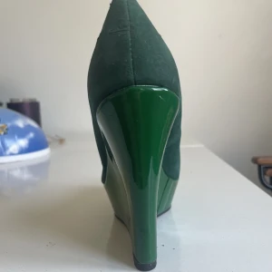 Klackskor 12cm - Storlek 36 Använda ett fåtal gånger. Så är i nyskick. Klack 12 cm. 