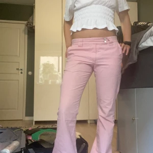 Rosa jeans - Intressekoll på mina så snygga och söta rosa jeans! Älskar verkligen men måste rensas ❤️ jättenajs med detaljen vid gylfen och perfekt bootcut. Har sytt in lite i benen då jag tyckte de var lite för utsvängda men inget som syns! Jag har ca 84 runt höfter💞
