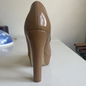 Klackskor storlek 36 - Klackskor med 12 cm klack. Använts sparsamt. 