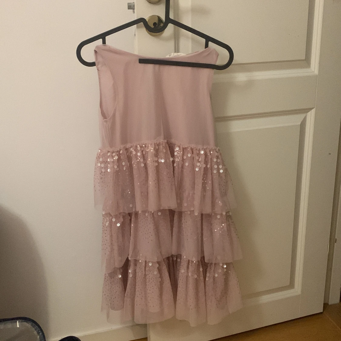 Barn klänning i rosa paljetter i st 140