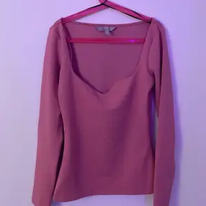 Hej. Jag säljer min rosa hm tröja den är ganska öppen vid famnet. Har använt den 3-4 gånger den är som ny!💖