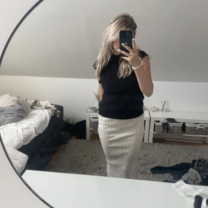 Långkjol från zara - Jättefin crémevit långkjol från zara. Storlek M är dock liten i storleken. Kan även användas som klänning. Slits bak. Fler bilder finns privat! Hör av dig om du har frågor!