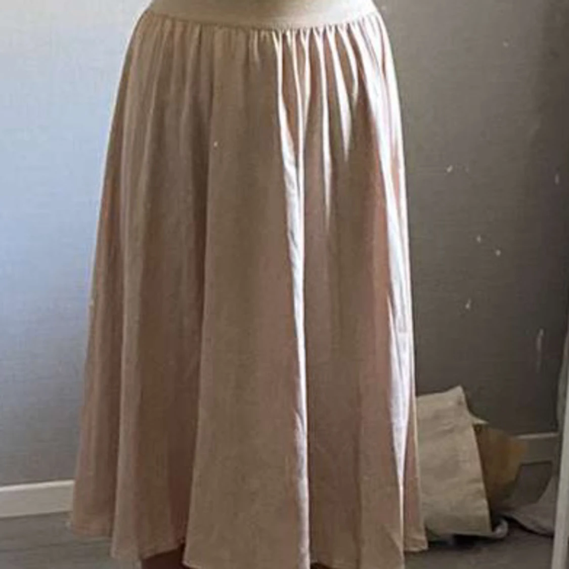 Grunt champagnefärgad långkjol. - 91