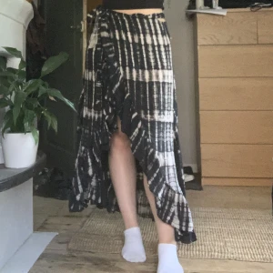 omlottkjol - lång omlottkjol från stajl med egen knytning🌻 har ett litet hål i översta kanten men inget som syns!👐 