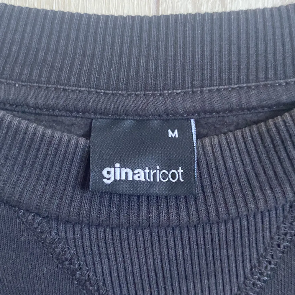 jättefin och skön mörkgrå sweatshirt som är lite kortare med tryck på från Gina! köpt i maj 2021 i storlek M men kommer inte längre till användning🩷 nypris: 249kr. Tröjor & Koftor.