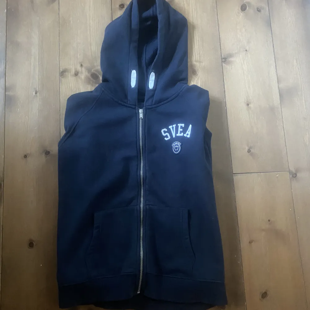 Jättefin zip-up hoodie, i mycket bra skick och använd fåtal gånger. Från märket SVEA och är i storlek 160, men jag skulle säga att den passar som S. Säljer för att den inte används så mycket.. Hoodies.