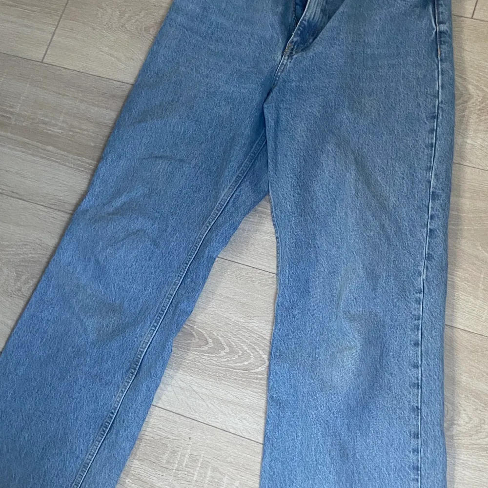 säljer dessa jeansen från zara som är köpta för 100kr här på plick för 1,5 år sen! dem är i storlek 40, har inga synliga defekter och är nån decimeter korta på mig som är 177!🙌🏼🩷. Jeans & Byxor.