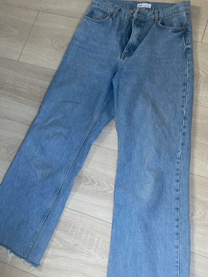 Zara jeans - säljer dessa jeansen från zara som är köpta för 100kr här på plick för 1,5 år sen! dem är i storlek 40, har inga synliga defekter och är nån decimeter korta på mig som är 177!🙌🏼🩷