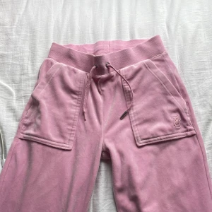 Juciy byxor - Ett par juicy byxor. Lite uppsydda, cirka 3 cm. Tappat silver detaljen vid snöret. Annars i bra skick och som vanliga 