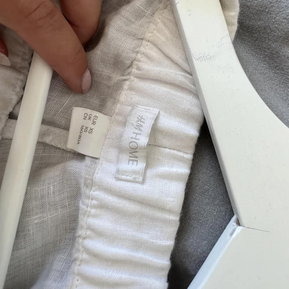 Linenbyxor från H&M som inte används. Stolek XS. Jeans & Byxor.