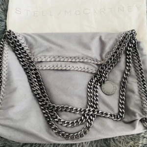Stella McCartney väska - !Intressekoll! på den här Stella McCartney väskan i modellen Falabella tote bag ❤️knappt använd. Nypris 11.500. Prisförslag gäller, svarar så snabbt jag kan ❤️ 