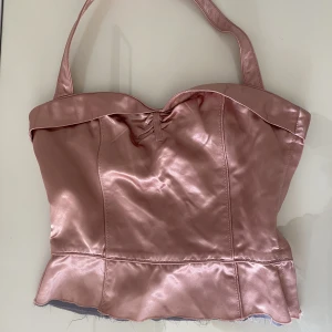 Corset  - Marc Jacobs rosa silkes bustier corset med en dragkedja på vänster sida. Plagget är i nyskick.