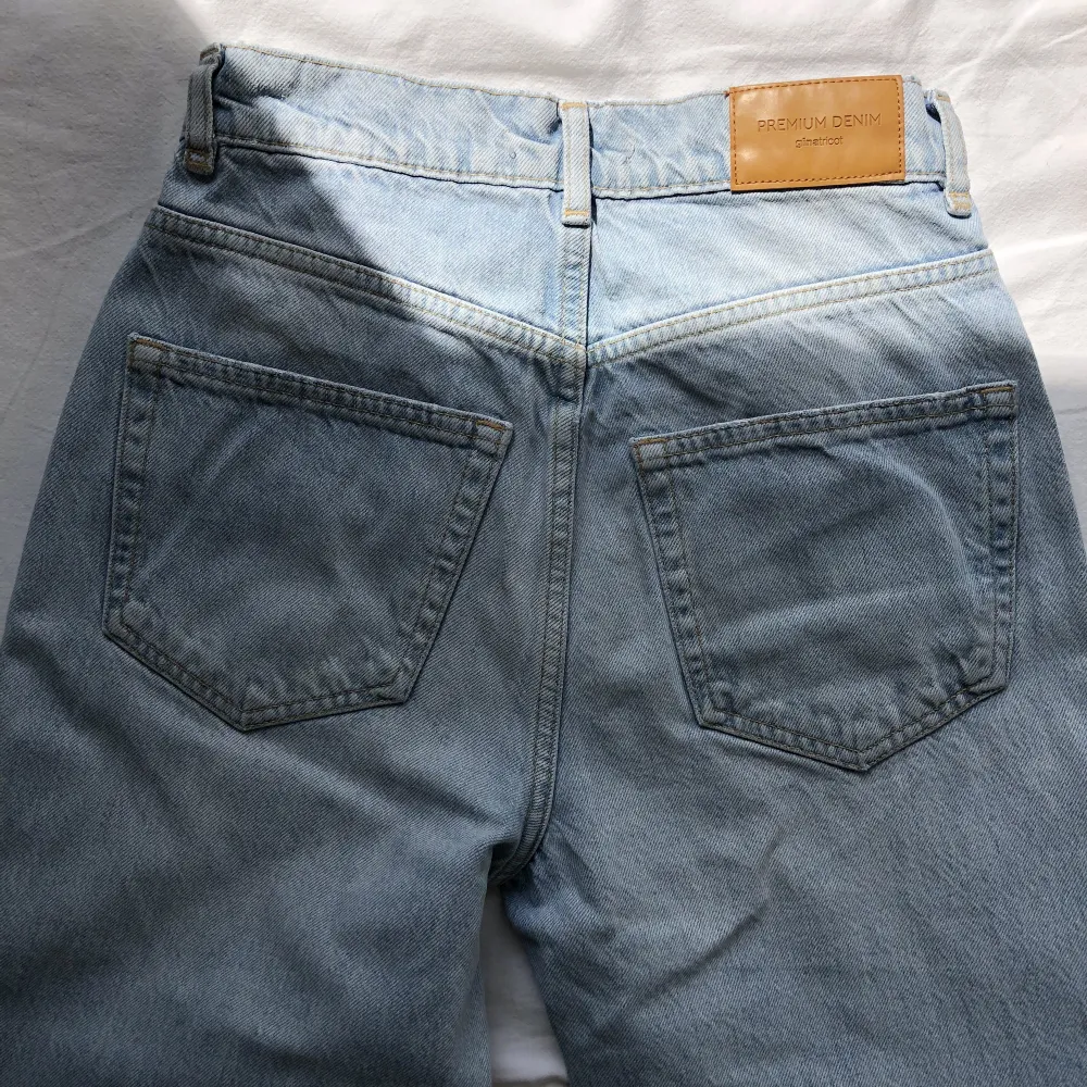 Fina jeans från Gina tricot med hål fram. Innerbenslängd ca 76cm. Midjemått ca 64cm. Ankelmått ca 36cm. Vikt ca 585g. . Jeans & Byxor.