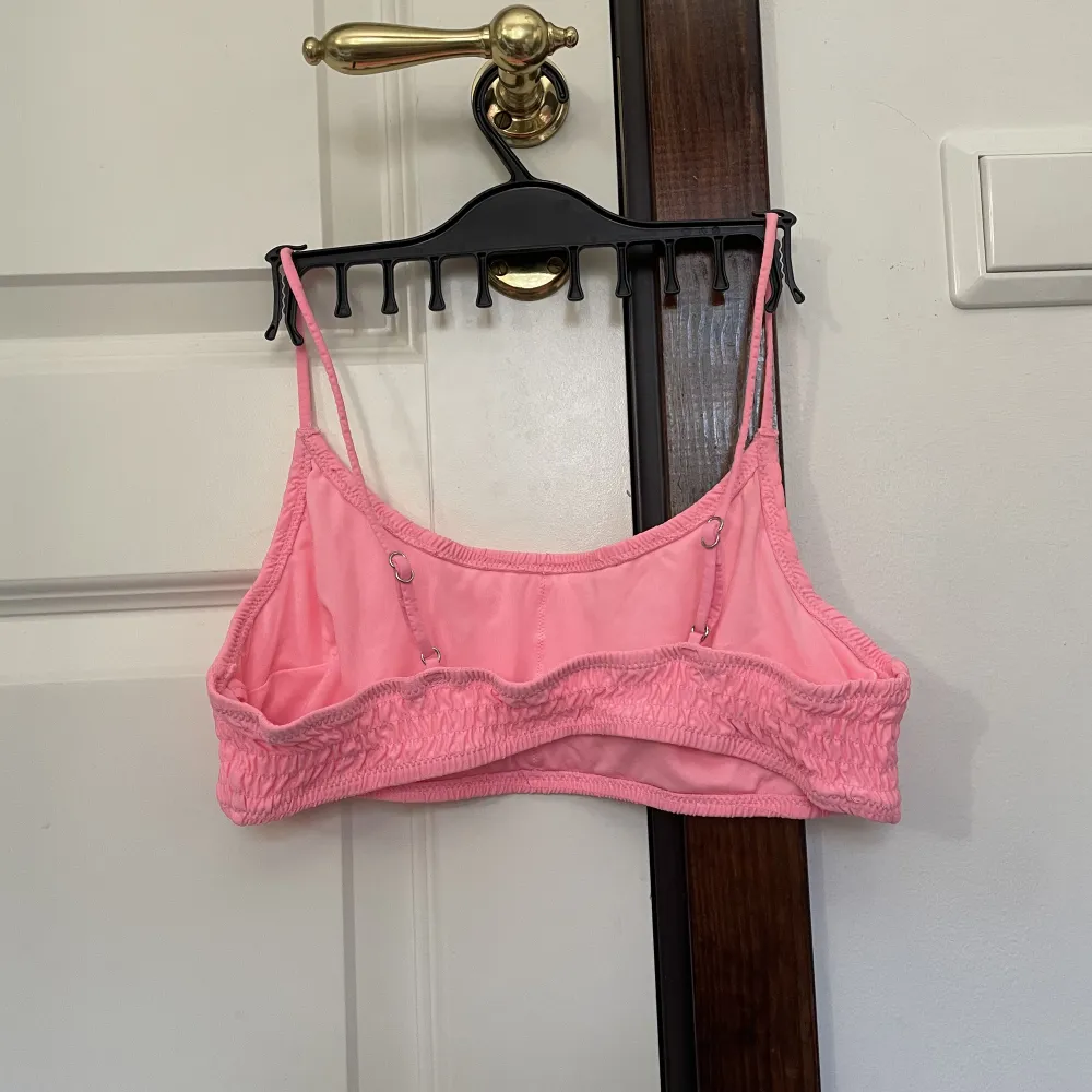 Rosa bikini topp som jag använt någon gång på badhus. Bekväm, inga lappar kvar men tror den är från h&m och storlek 36 eller 38. Övrigt.