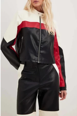 Bikerjacka i PU. - Säljer en sjukt snygga bikerjacka från na-kd, på grund av att den är knappt använd. Storlek: 36.  Originalpris: 799 kr. Nyttpris: 450 kr. Betalning: Swish.  Vänliga Hälsningar, Sara 