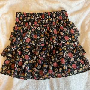 Säljer denna söta kjol från Lindex! Den passar storlek xs-s!