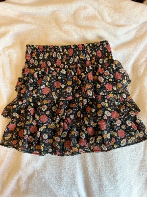 Blommig kjol - Säljer denna söta kjol från Lindex! Den passar storlek xs-s!