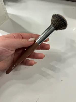 Caia borste  - Säljer en Caia borste F13. Säljer billigt då den har lossnat från skaftet men det går att limma. Den är också lite ”stickig” men har man nått bra balsam kanske det går att fixa. Funkar såklart fortfarande att använda. 50kr + frakt 