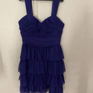 En jättesöt kort klänning från Lipsy London. Storlek 12, jag hade sagt att det är snarare en xs/s. Den är typ lila-blå i verkligheten. 