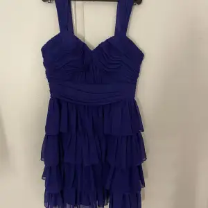 En jättesöt kort klänning från Lipsy London. Storlek 12, jag hade sagt att det är snarare en xs/s. Den är typ lila-blå i verkligheten. 