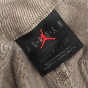 Jordan cargo jeans strl S och normal lång i benen. Köpta för 900 kr och inte så använda kanske använt 5-7ggr.