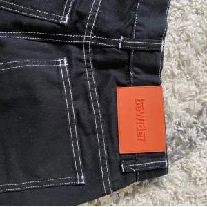 Väldigt snygga vida svarta jeans från märket Bewider! Originalpris är 800kr och dessa är i bra skick. Älskar alla detaljer! Men har tyvärr blivit för små för mig.. Frakt tillkommer.