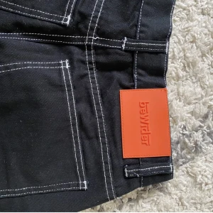 Bewider jeans - Väldigt snygga vida svarta jeans från märket Bewider! Originalpris är 800kr och dessa är i bra skick. Älskar alla detaljer! Men har tyvärr blivit för små för mig.. Frakt tillkommer.