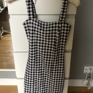 Klänning - En tajt klänning från h&m i storlek xxs