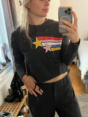 Tröja  - Grå tröja med lite mönster. Minns inte storlek och är inte hemma men passar mig som är S bra. Helt oanvänd