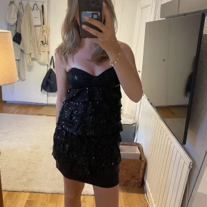 Festtopp - Glittrig festtopp som är ganska lång. Egentligen tänkt som en klänning men brukar ha med en svart kjol under 