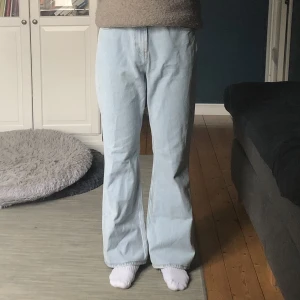 Bootcut jeans - Ljusa bootcut jeans från cos. Storlek 30, men var väldigt långa så jag sydde upp dem längst nere vid benöppningen så passar mig perfekt nu som är 181cm.
