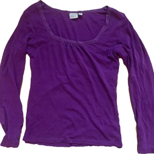 Tröja - Superfin tröja med spets köpt secondhand 💞Passar Xs-M beroende på vad man vill ha för passform 