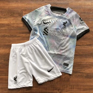 Liverpool T-shirt - Jag säljer ett par nya Liverpool T-shirts tillsammans med shorts för endast 659 kr. Leveransen tar ungefär 2 veckor. Eller så kan vi mötas upp i Västerås. Finns i alla storlekar. 