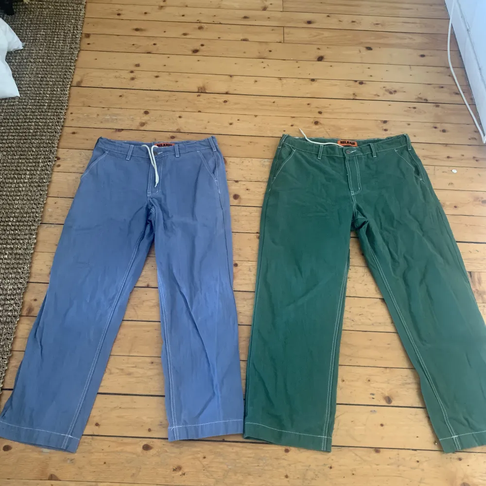 Grön byxa: 200kr storlek: 33 blå byxa: 200kr storlek: 32 Båda: 300kr  . Jeans & Byxor.