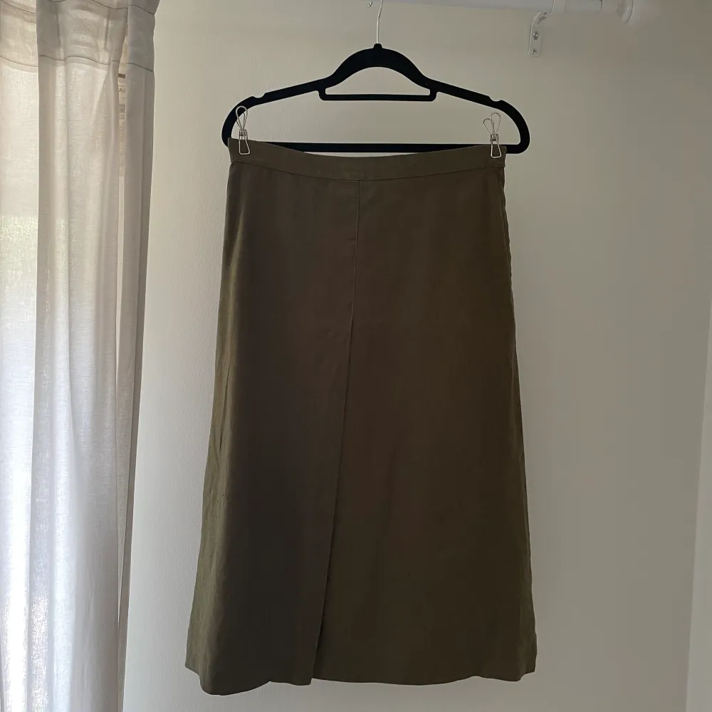 Vintage Feminine Skirt in Linen.  Knee Length with Frontal Panel Opening. Lining Included. Side Zip & Hook/Eye Closure. Hand dyed olive green, small natural design imperfections . Made in Italy  70 CM Length 72 CM Waist 84 CM  Hips. Kjolar.