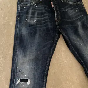 Äkta dsquared2 jeans köpta för 5000kr. Användes en gång, ny skick, storlek 52, slim.