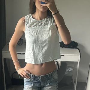 Blus  - Superfin topp som är genomskinlig där bak, super snygg