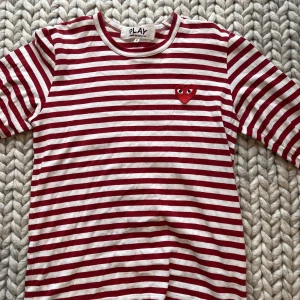 Långärmad tröja  - En jättefin nästa helt oanvänd comme des garçons tröja!❤️jättebra kvalitet och tröjan är jättebekväm. Tveka inte på att höra av er om ni har några frågor❤️ny pris 1300kr