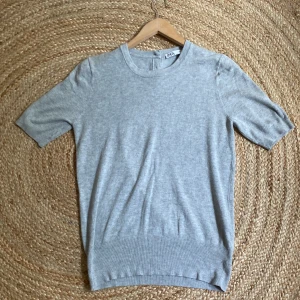 Superfin tröja från Zara - Säljer denna supersnygga gråa tröjan från Zara då den inte kommer till användning längre och är lite för stor för mig. Storlek M men tror att en L skulle passa i den också då tyget är lite stretchigt!💞 Priset går att diskutera, köparen står för frakten!💞