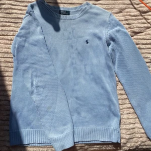 Ralph Lauren sweatshirt - (Tryck inte på köp nu)Säljer min fina Ralph lauren sweatshirt, små difekter som syns på bild 3 men inget man ser när man har på sig den. Storlek L men skulle säga att de är en oversized M🤍