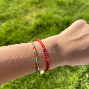 Pärlarmband  - Två armband i storlek s men finns också i fler storlekar om man vill ha dom kostar 15 kr var men du kan få båda för 25kr, kontakta oss om de finns frågor!❤️🌈