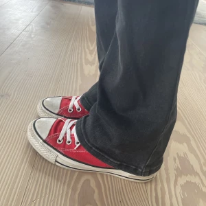 Converse - Jättefina röda låga converse i bra skick! Nypris 750kr 💕 tveka inte på att höra av er vid frågor. Storleken är 37,5 men passar nästan mig som har 39 i storlek💘