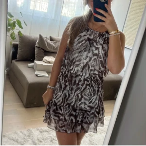 Zara klänning - Säljer denna zara klänningen i zebra mönster!🤎🤍 M men passar S också 