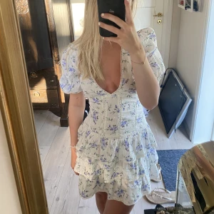 Sommarklänning  - Säljer denna söta slutsålda klänning från zara!💕använd nån gång + köparen står för frakt 